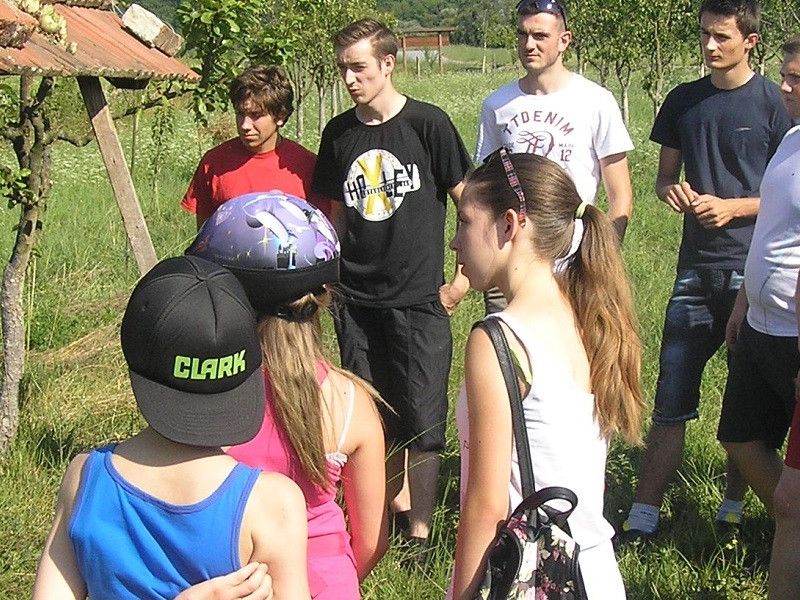 Zdenka Božić pored hotela za korisne kukce govori o ekološkoj poljoprivredi