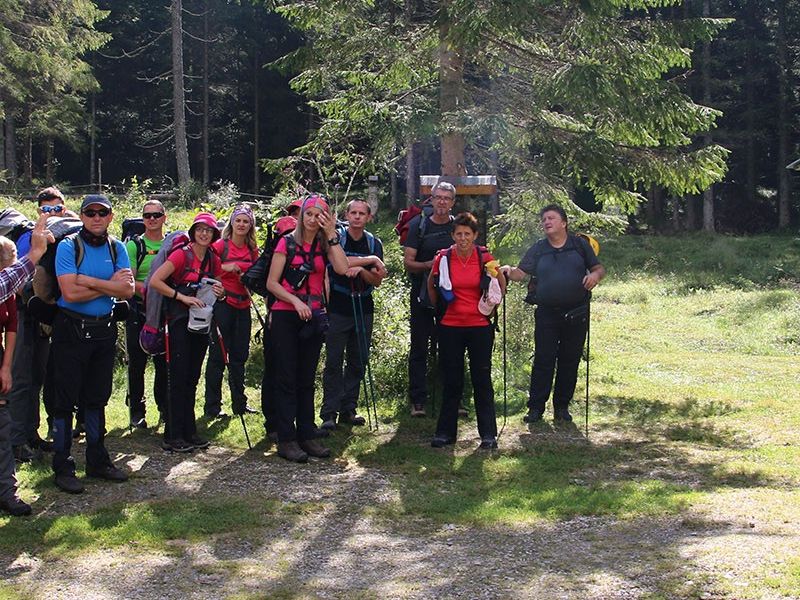 Ispred Kovinarske koče (876 m) u dolini Krme. Posljednje upute vodiča pred početak uspona