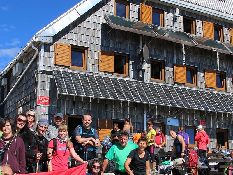 na Kredaraici, planinarski dom s 300 ležaja u pozadini