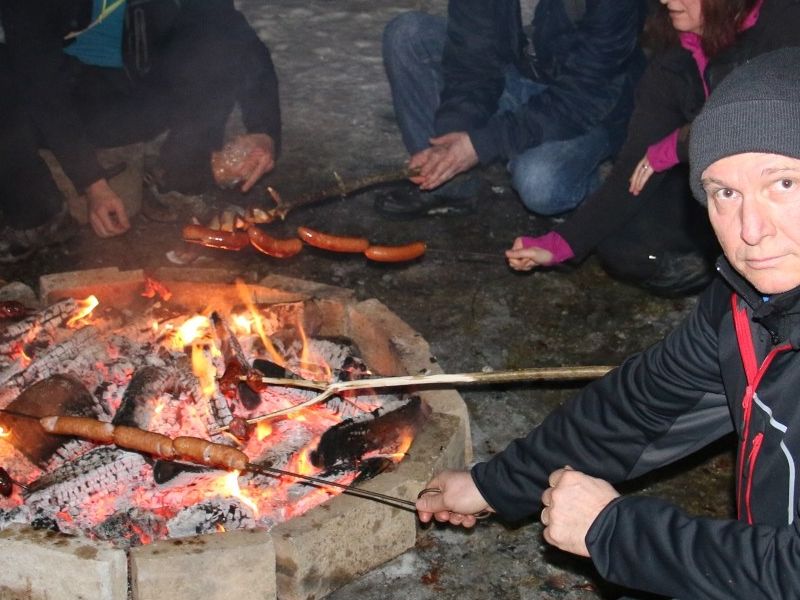 logorska vatra za peći kobasice i slaninu iz ruksaka na odredištu ispred planinarskog skloništa