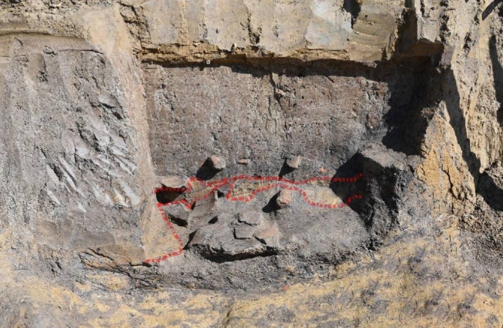 *Naslovna fotografija: Stambena zemunica sa kasnobrončanodobnim slojem na lokalitetu Rajkovac - Snimak- K. Vacek