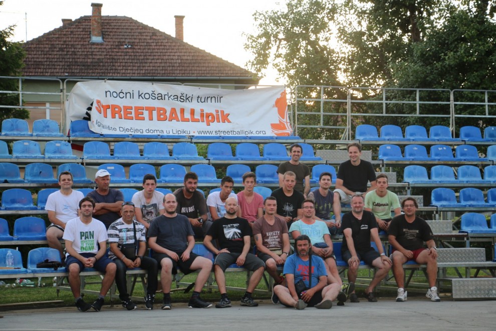 sa slaganja tribina 5.7.; Nedostaju na fotografiji Goran Pušćenik, Marko Miladinović , Ivan Pleša i Damir Brnčić.