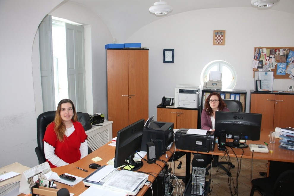 Ravnateljica Jelena Hihlik i arheologinja Tea Lokner u uredu u MGP