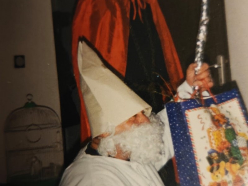 Sveti Nikola u domaćoj prekopakranskoj verziji snimljen  početkom devedesetih  godina prošlog stoljeća u Prekopakri. Fotografiju ustupila Andrijana Grčević iz Prekopakre.