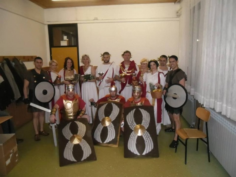 Pakračko – prekopakranski – dobrovački „Rimljani“ kao maškare u Dobrovcu. Snimljeno u veljači 2014. godine. Fotografija u vlasništvu Ksenije Rade koja je i sama „Rimljanka“.