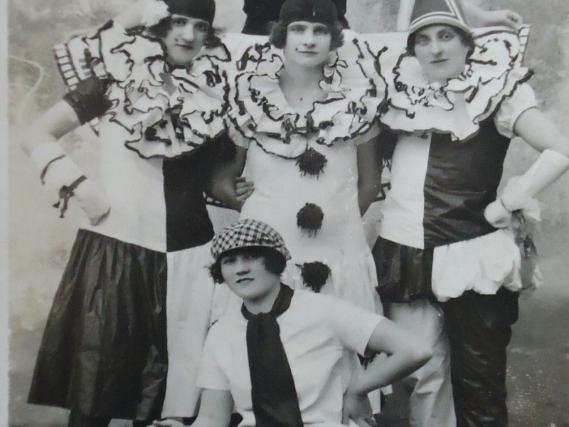 Pakračke maškare  (oko 1926. g. ), foto P. M. Lukić, Pakrac. Na fotografiji su slijedeće osobe u krabuljnim maskama: stoje, sredina, Marija Filipović r. Stvrtetzký, Adela Grünwald, Anka Wirt r. Kotzman,  gore i dolje su sestre Wagner.