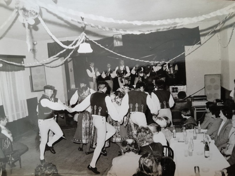 Jedna od mnogih zabava u Češkom domu u Prekopakri. Gosti ove zabave bili su folklorni ansambl iz Postřekova (Češka). Zabava je održana u prigodi proslave 80-te godišnjice Češke besede 30. 8. 1987. godine.