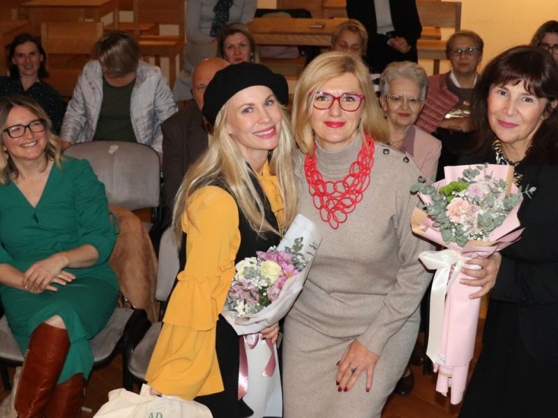 Emina Pršić i Ivana Šešo u Lipiku predstavile knjigu „Ovo želim da znaš“ / Compas.hr