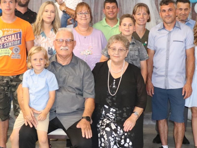Njihov brak obogaćen je s troje djece - Danijelom, Valentinom i Natašom, desetero unučadi i prekrasnim praunukom Filipom / Compas.hr