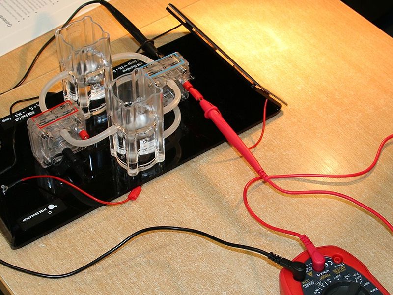 kratki pokus pretvorbe energije svijetlosti u električnu: kod izravnog izvora svijetlosti napon je viši