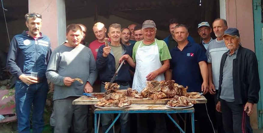 Članovi kluba na proslavi Krunoslavovog rezultata