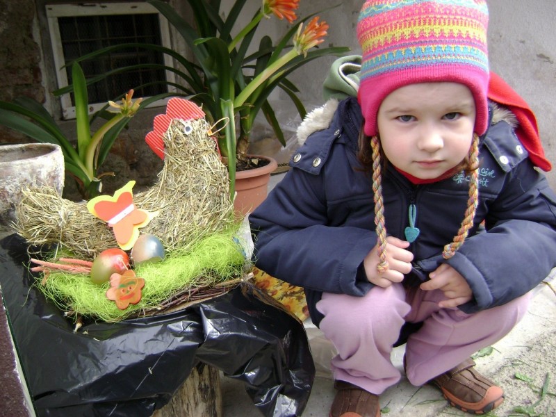 Fotografija: Lucija, što je uskrsni zeko donio u gnijezdo? Snimio S. Nj. Stárek na Uskrs 2008. godine.