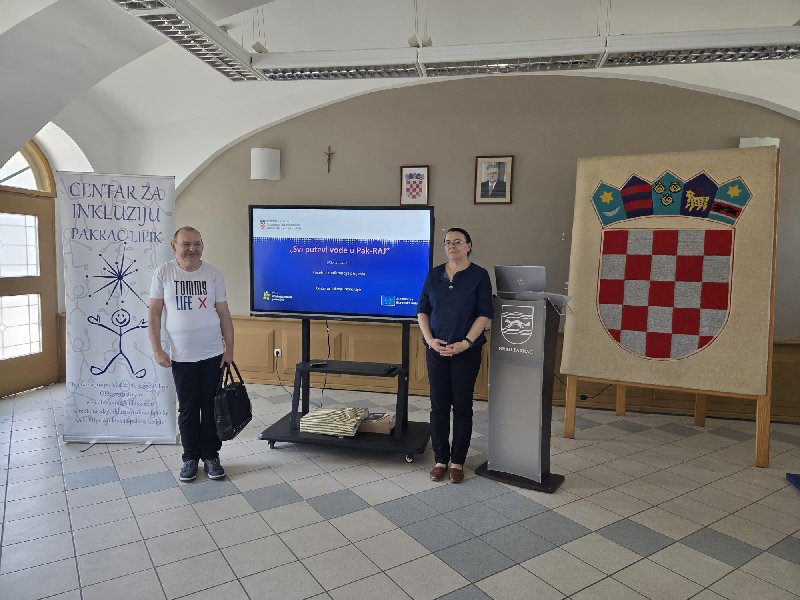 Autor rijeci Pakraj - Robert, autor riječi PakraJ te Ankica, njegova asistentica / Foto: Centar za inkluziju Pakrac - Lipik