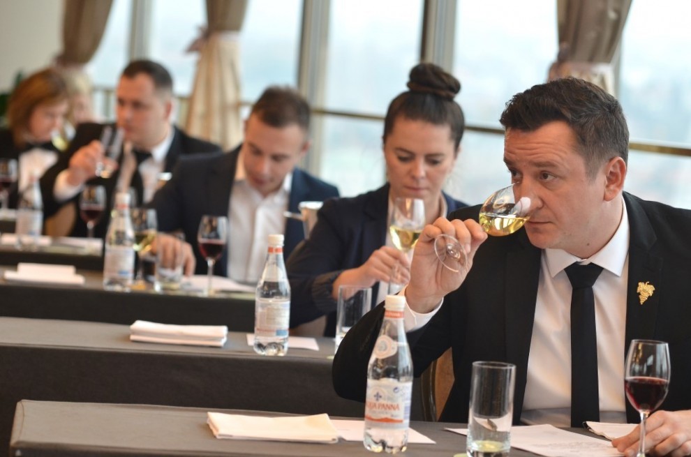 https://sommelier.hr/