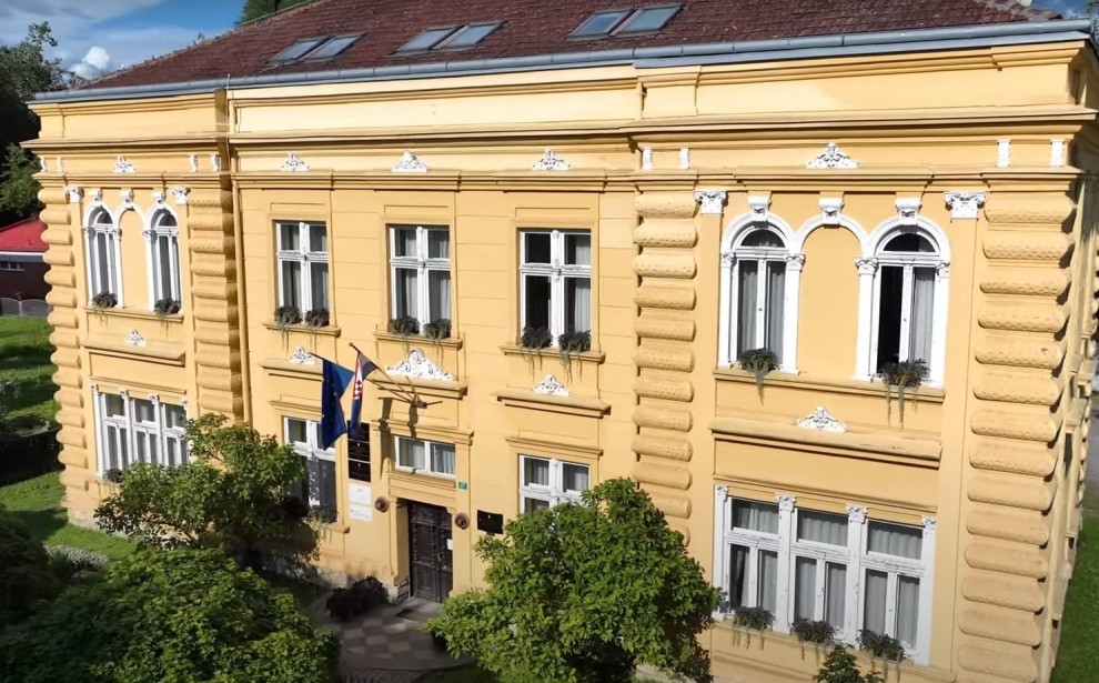 Gradska uprava u Lipiku / Nenad Šestić